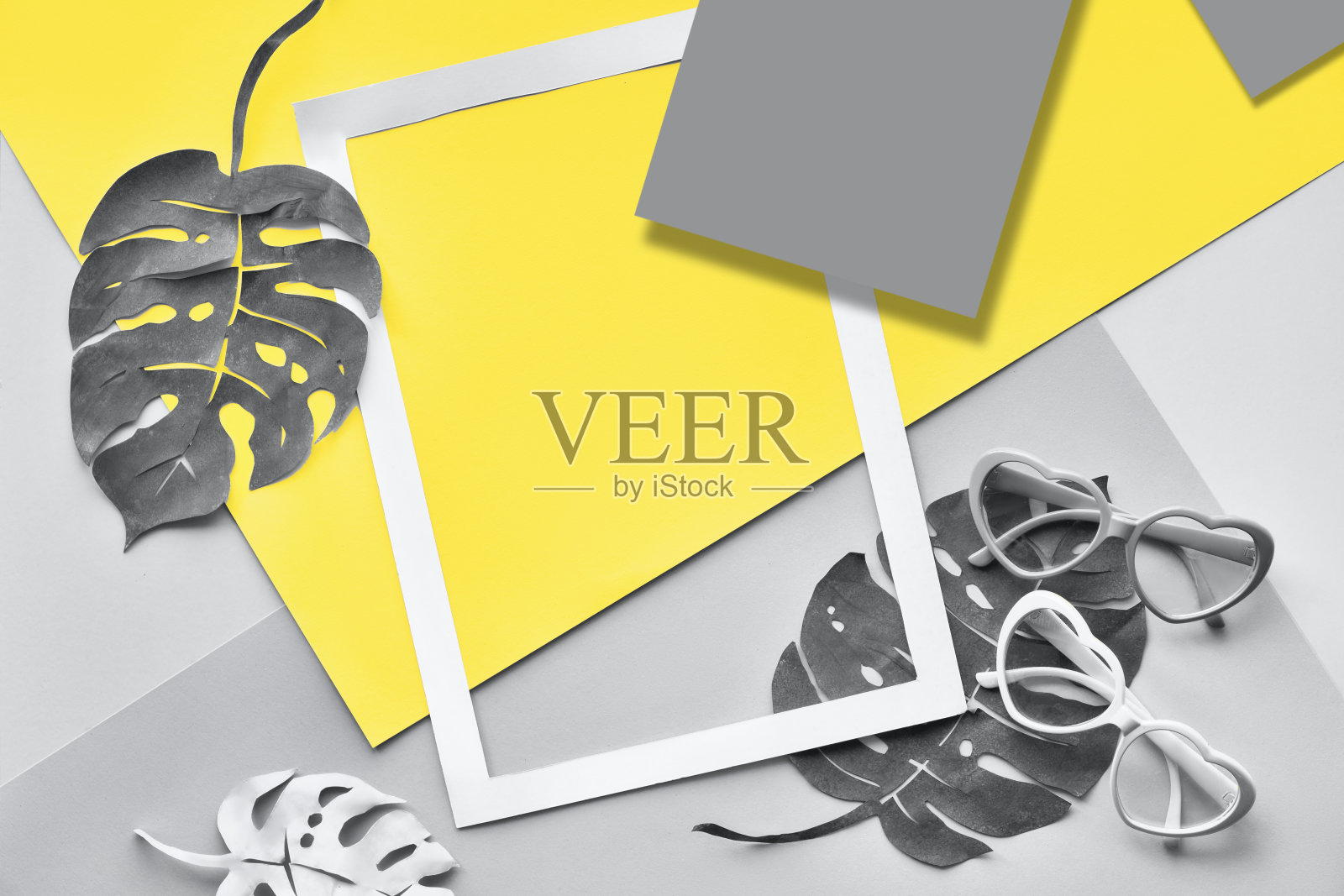 纸框架，怪物树叶，心形眼镜。照明黄色，终极灰色，2021颜色照片摄影图片