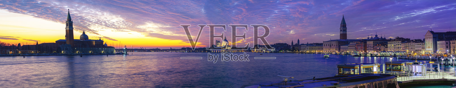日落时威尼斯泻湖的全景，以及主要的旅游景点照片摄影图片