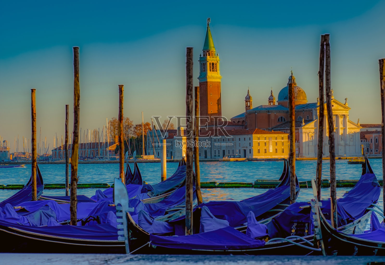 日落时分的圣乔治马乔里教堂，吊车关闭照片摄影图片