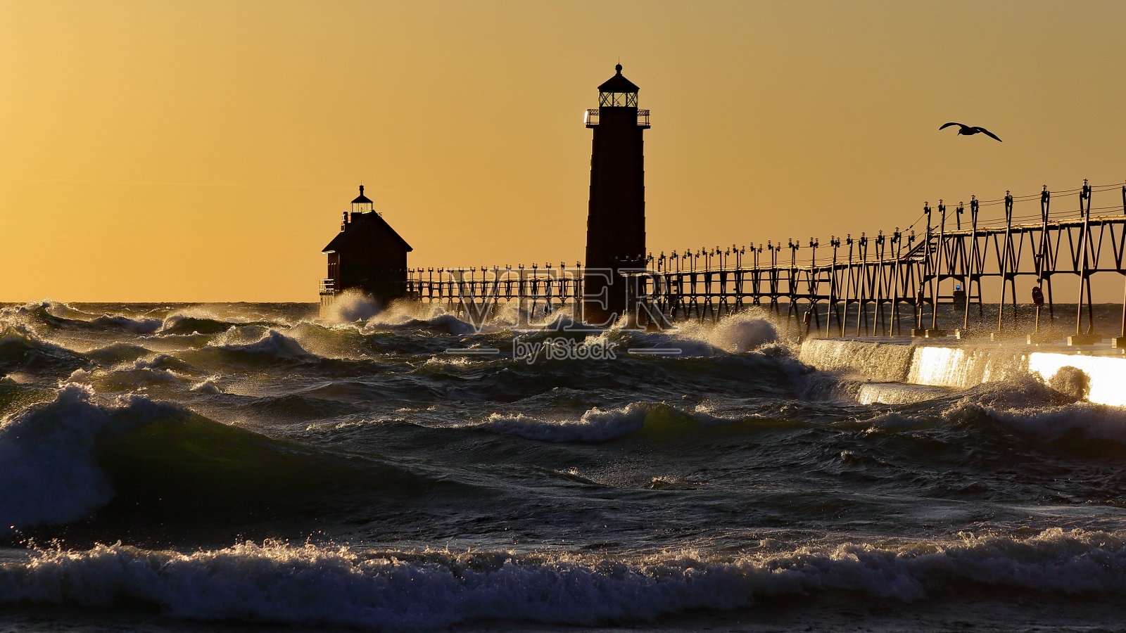 日落时的大港湾南码头灯塔照片摄影图片
