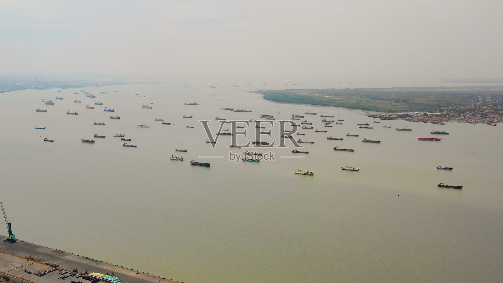 印度尼西亚爪哇岛泗水的货运和客运海港照片摄影图片