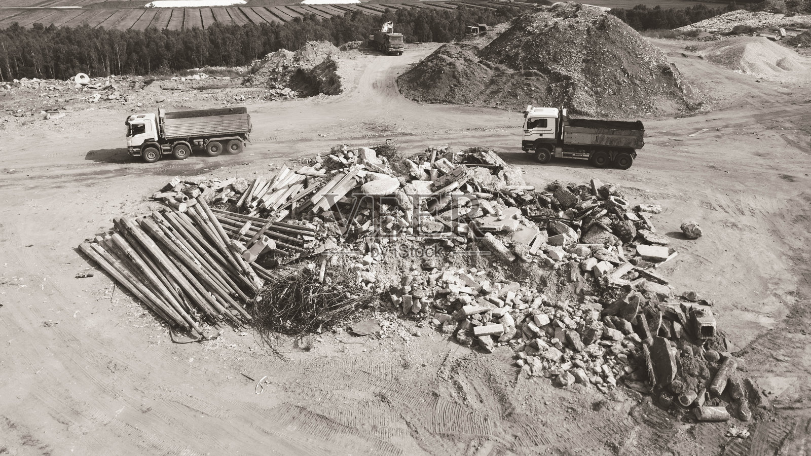 建筑工地废料堆附近的卡车俯视图。混凝土、电线和岩石碎片。地面堆积。照片摄影图片