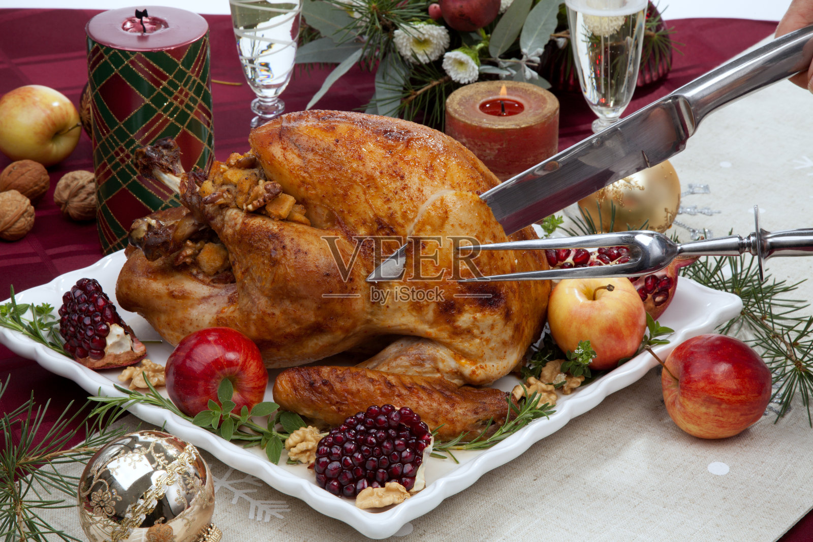雕刻圣诞石榴釉烤火鸡照片摄影图片