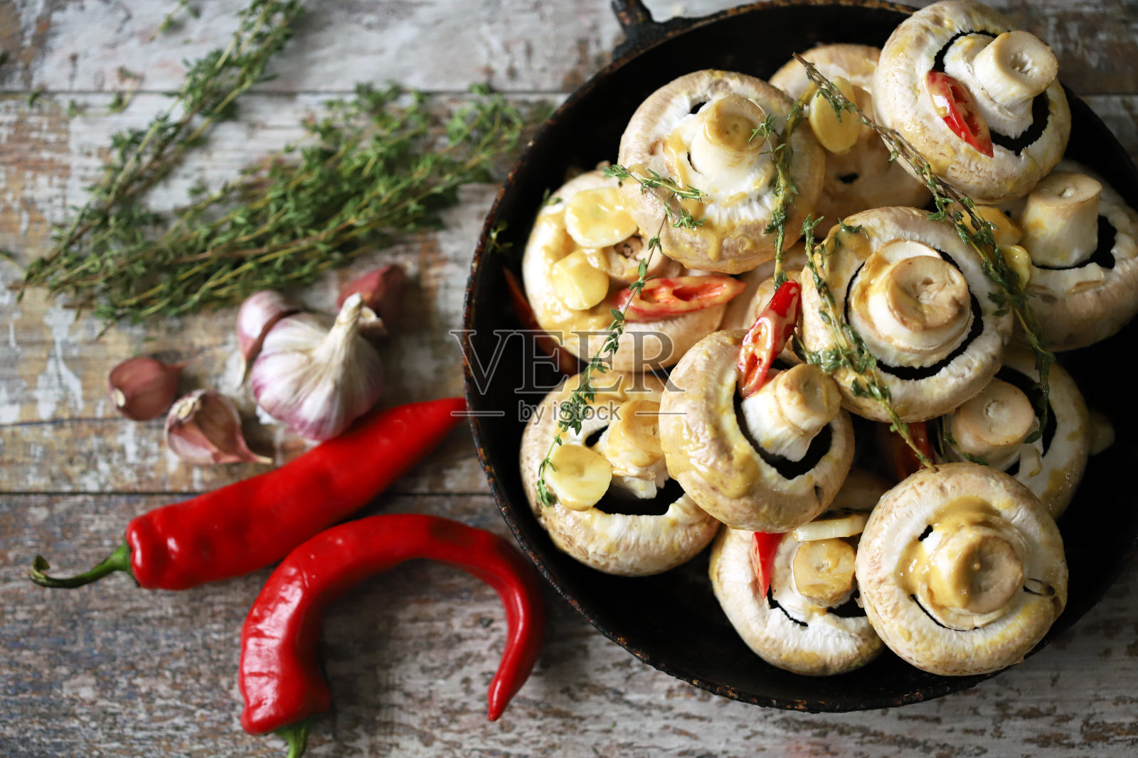 蘑菇在烹饪之前。照片摄影图片