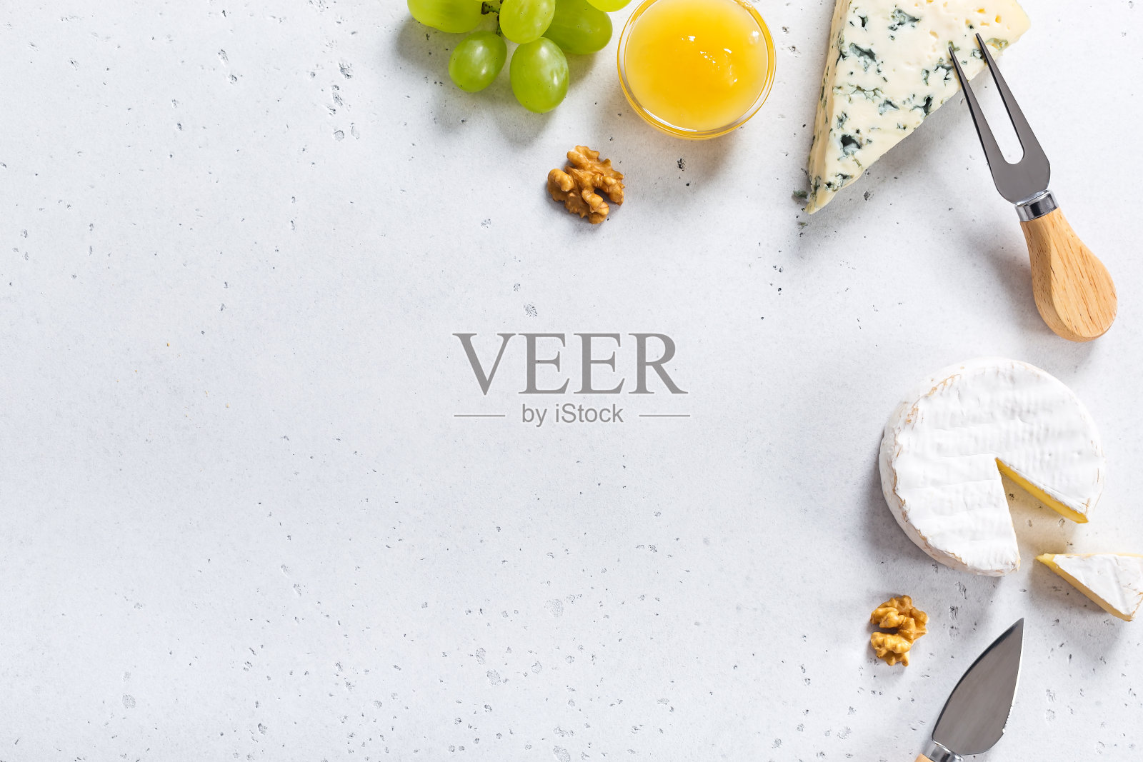 不同种类的奶酪放在背景上照片摄影图片