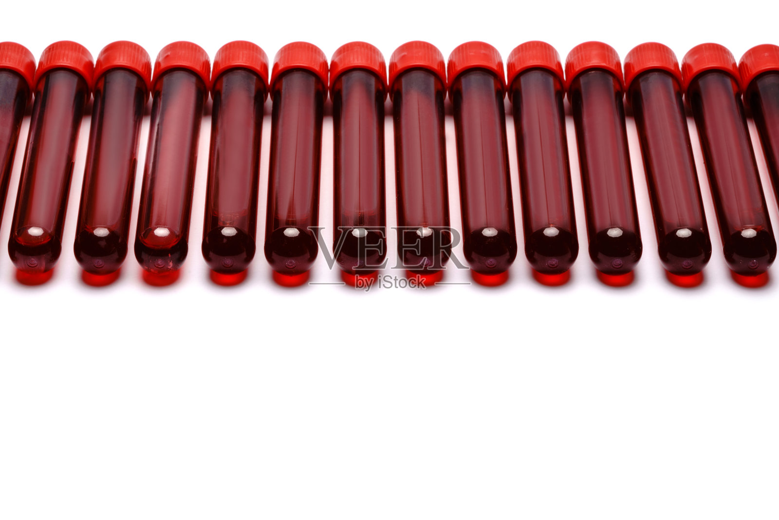 红色插头的试管隔离在白色背景上照片摄影图片