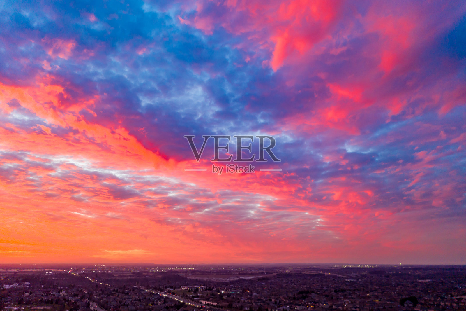 卢瑟福路和伊斯灵顿大街的鸟瞰图，位于Woodbridge的独立复式住宅在沃恩，安大略省，加拿大照片摄影图片