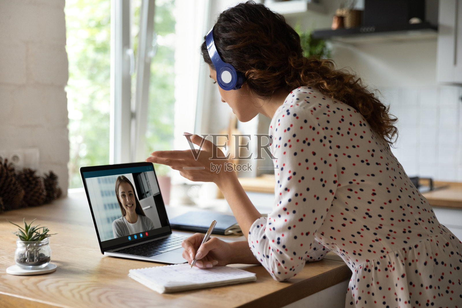 女员工在家与同事视频通话照片摄影图片
