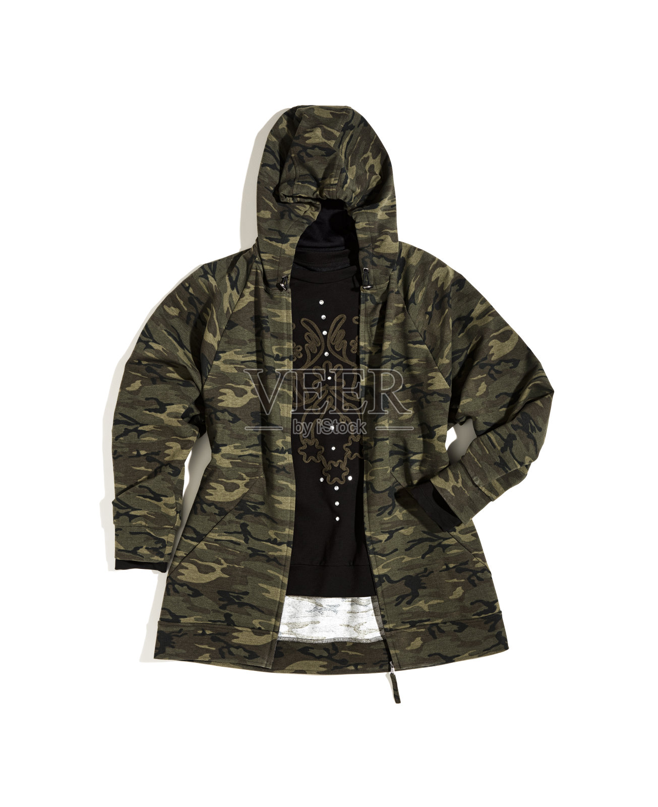 时尚的迷彩运动衫与黑色t恤孤立的彩色背景照片摄影图片