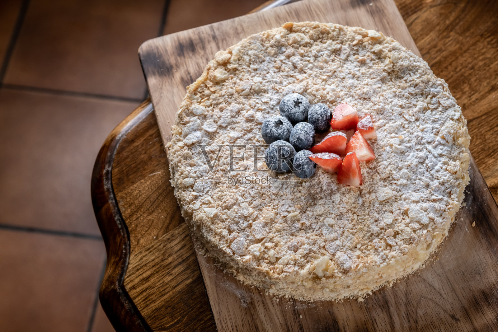 自制美味蛋糕拿破仑与新鲜的浆果在木制背景。照片摄影图片