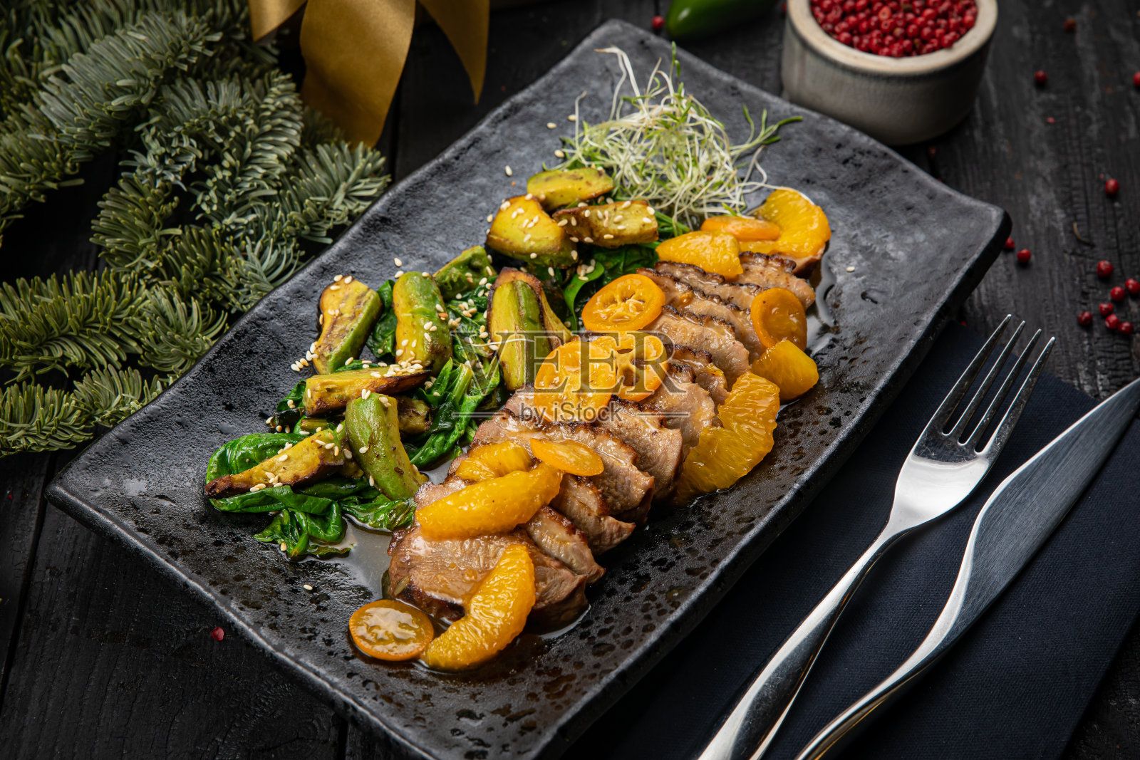 烤鸭片配青菜沙拉，鳄梨照片摄影图片