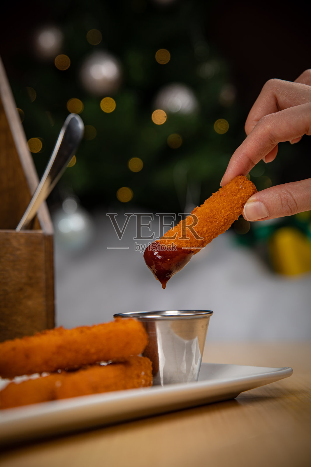 烤奶酪和酱汁。照片摄影图片