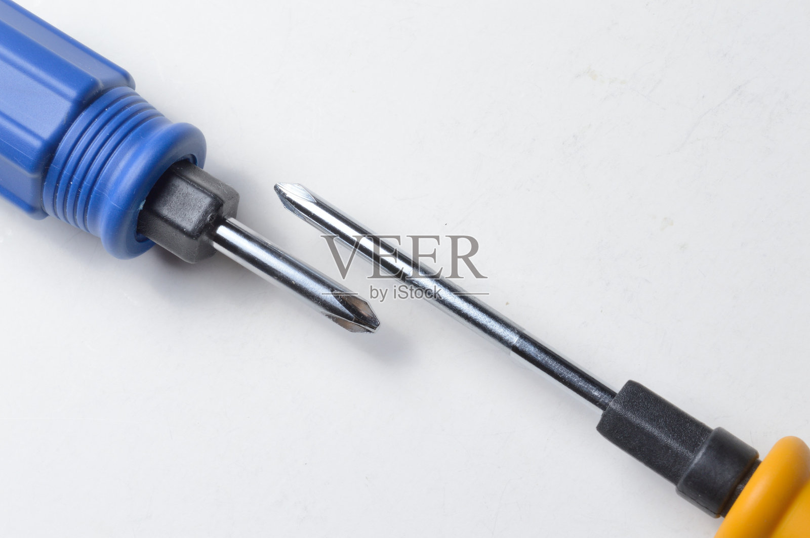 白色背景上的十字螺丝刀和小螺丝刀照片摄影图片