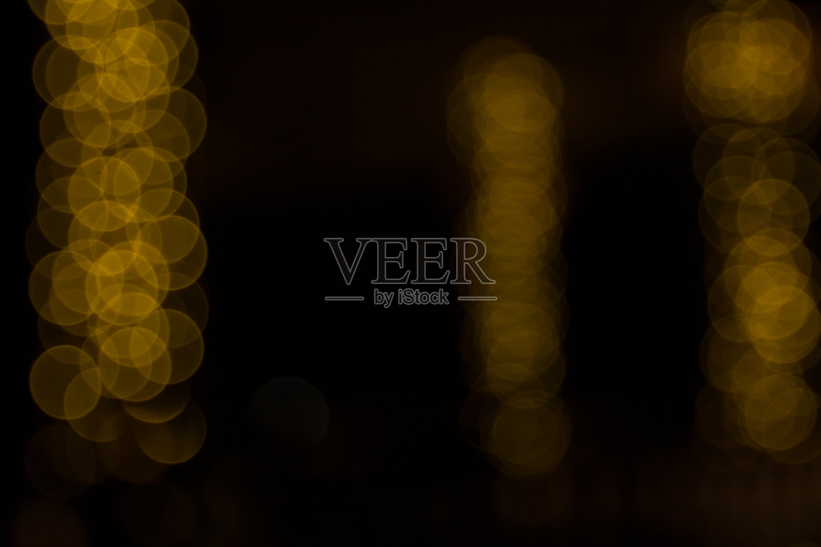 散焦花环灯，散景效果。闪闪发光的童话背景。圣诞节和新年假期概念。照片摄影图片