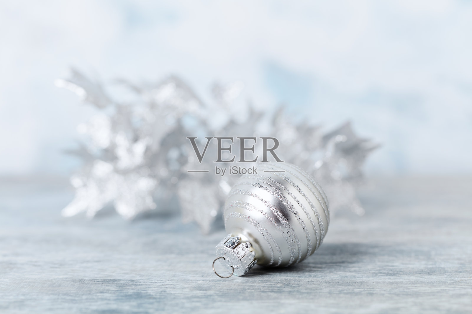 圣诞装饰。明亮的木制背景。关闭了。照片摄影图片