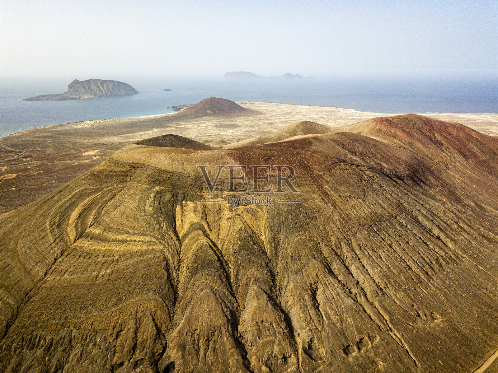 鸟瞰图拉格拉西奥萨，兰萨罗特，加那利群岛奇尼霍群岛。西班牙。La Aguja Grande山。照片摄影图片