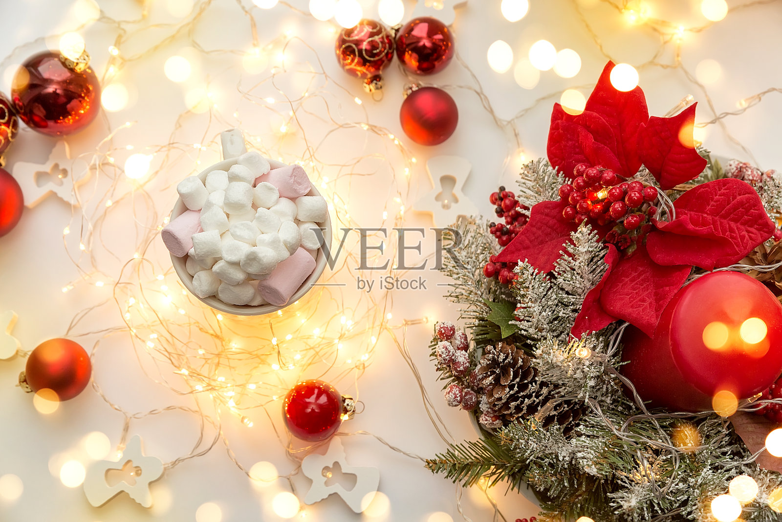 圣诞背景上的杯子里的棉花糖。照片摄影图片