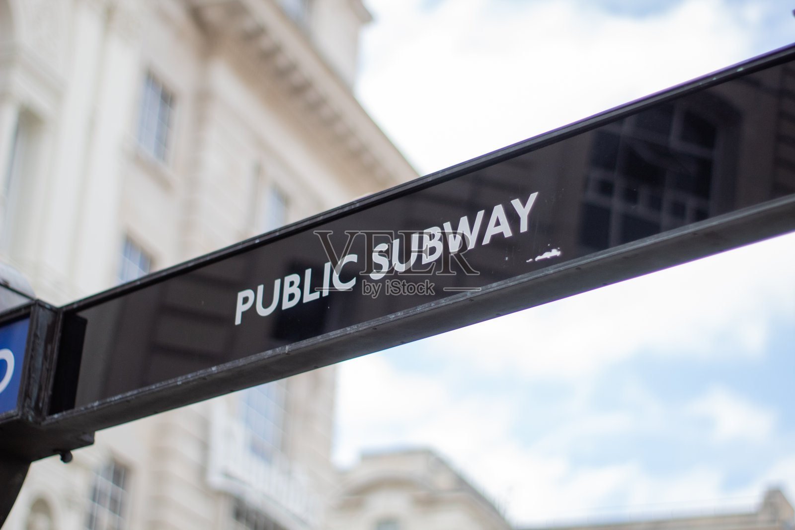 黑色的公共地铁标志和模糊的建筑作为背景照片摄影图片