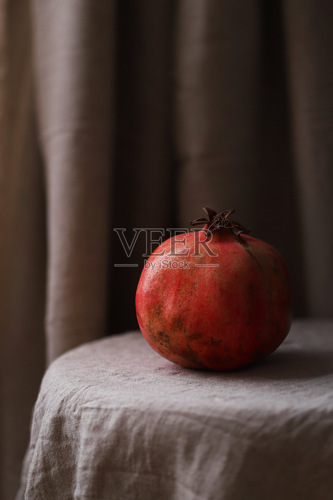 一个石榴前面柔和的颜色背景照片摄影图片