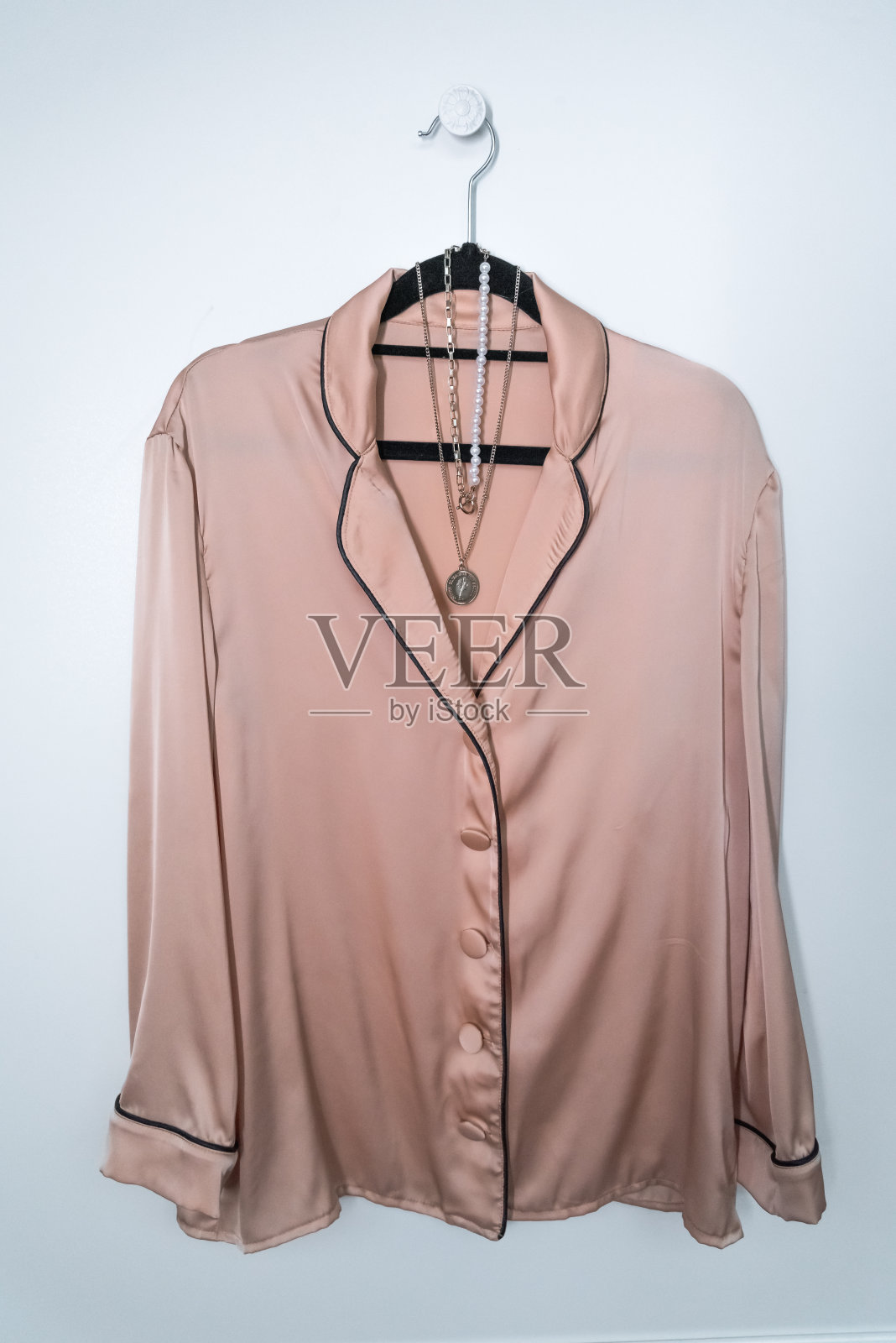 漂亮的睡衣挂在衣架上。适合睡眠和放松的衣服的概念照片摄影图片