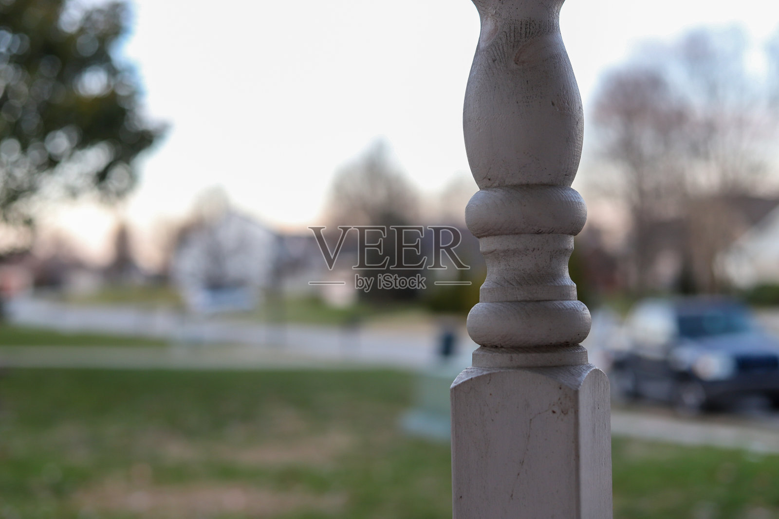 一个住宅上白色门廊柱子的特写图片照片摄影图片