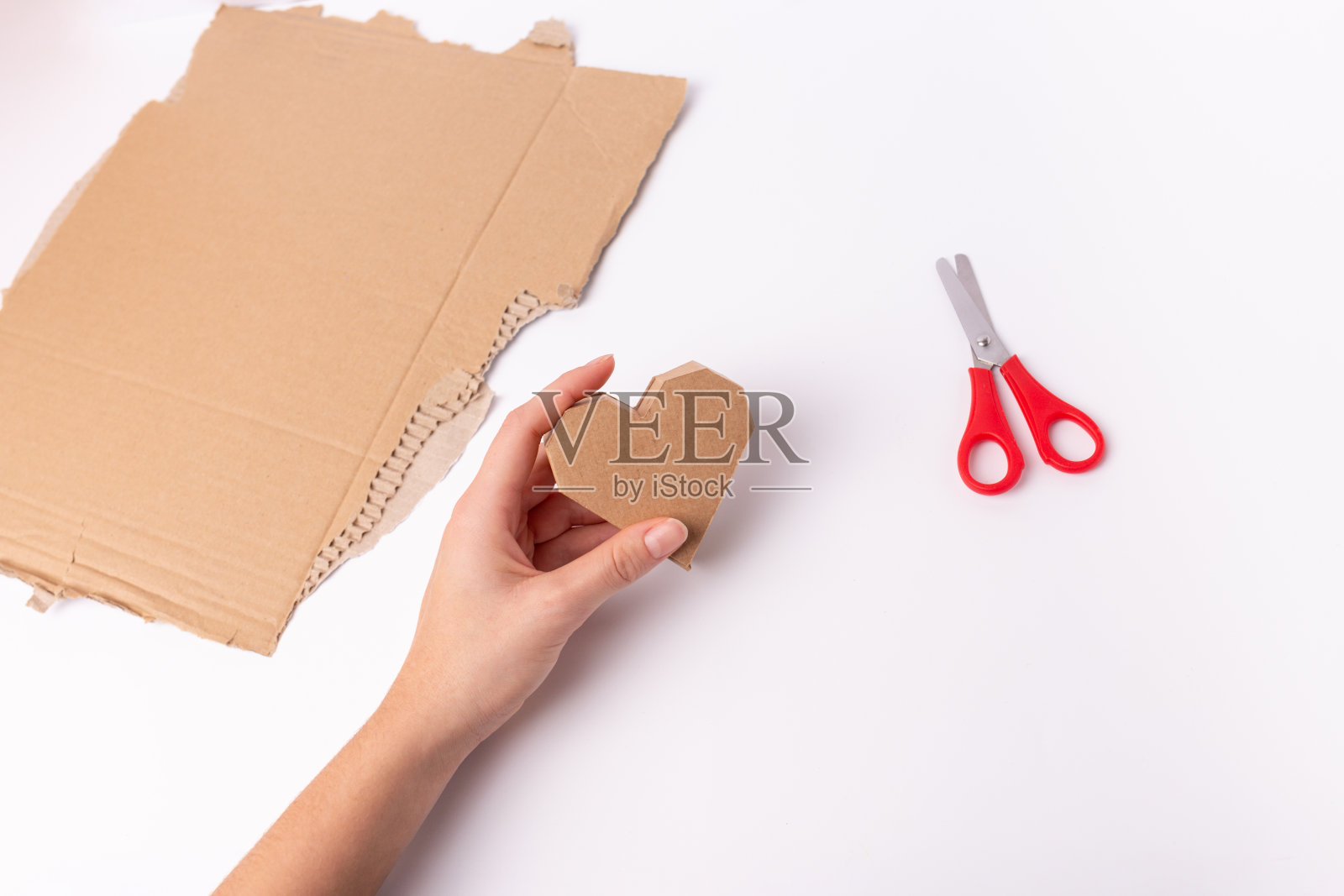 手做一个情人节的工艺品，纸板心照片摄影图片