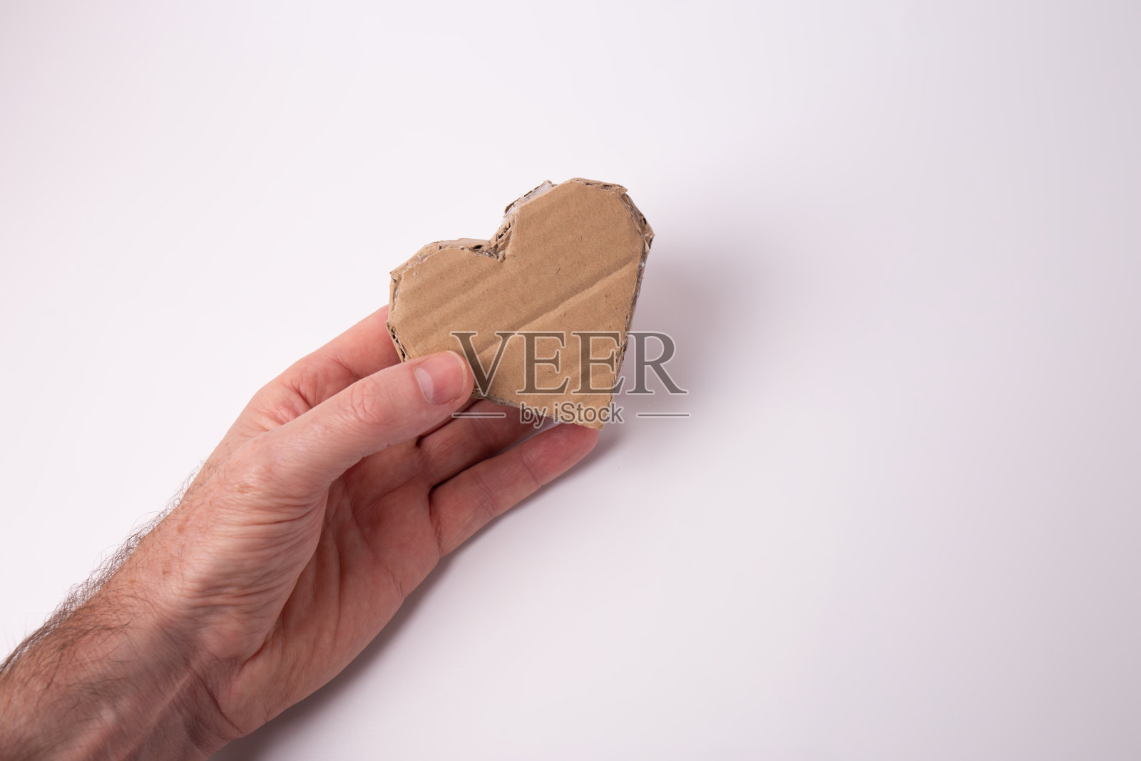 抽象的爱的象征，心形的工艺制成的回收纸板纸，节日，圣瓦伦丁diy照片摄影图片