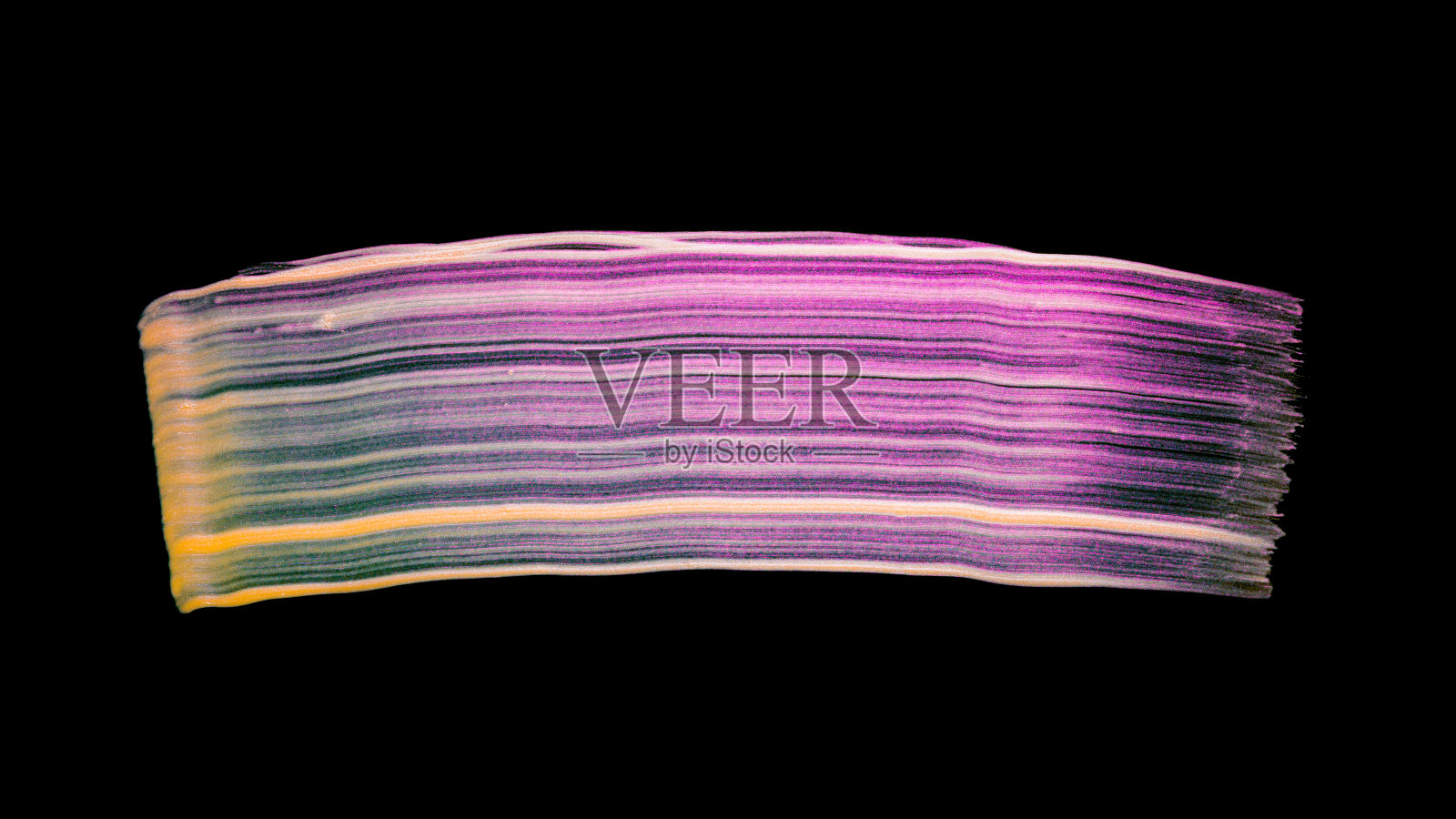 在黑色的背景上，珠光闪闪的笔触照片摄影图片