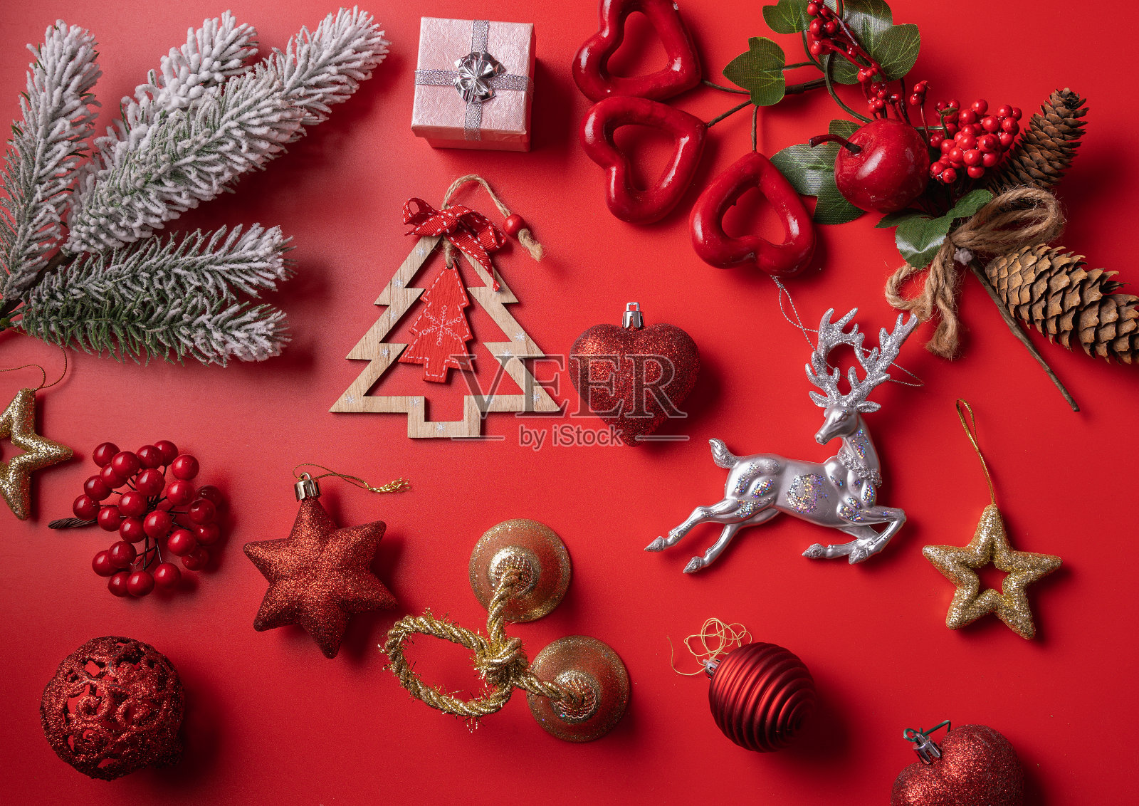 节日的圣诞和新年装饰与礼盒，球，锥形在红色的背景。照片摄影图片