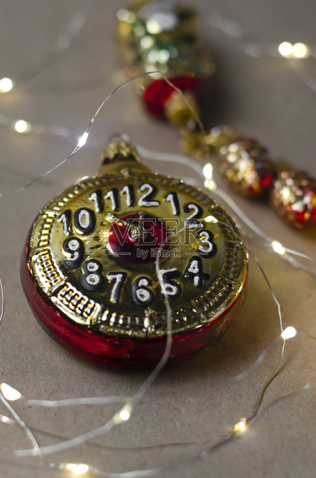 钟表形状的黄金古董圣诞玩具照片摄影图片