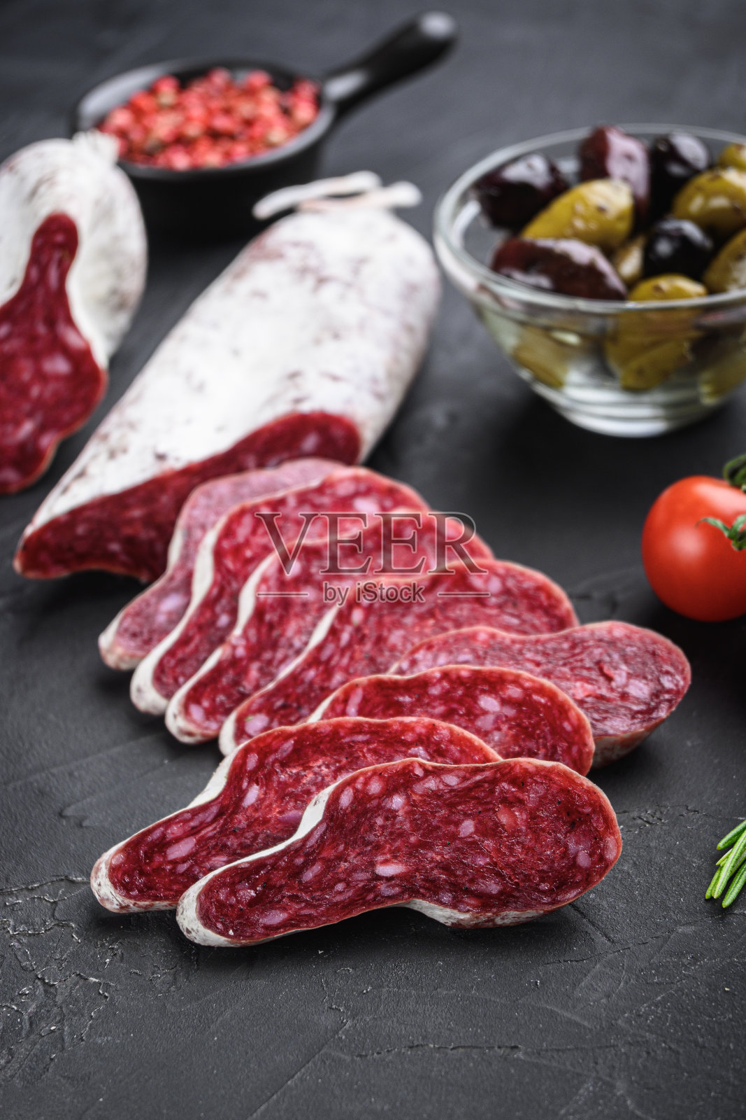 西班牙龙舌兰香肠片与香草在黑色背景照片摄影图片