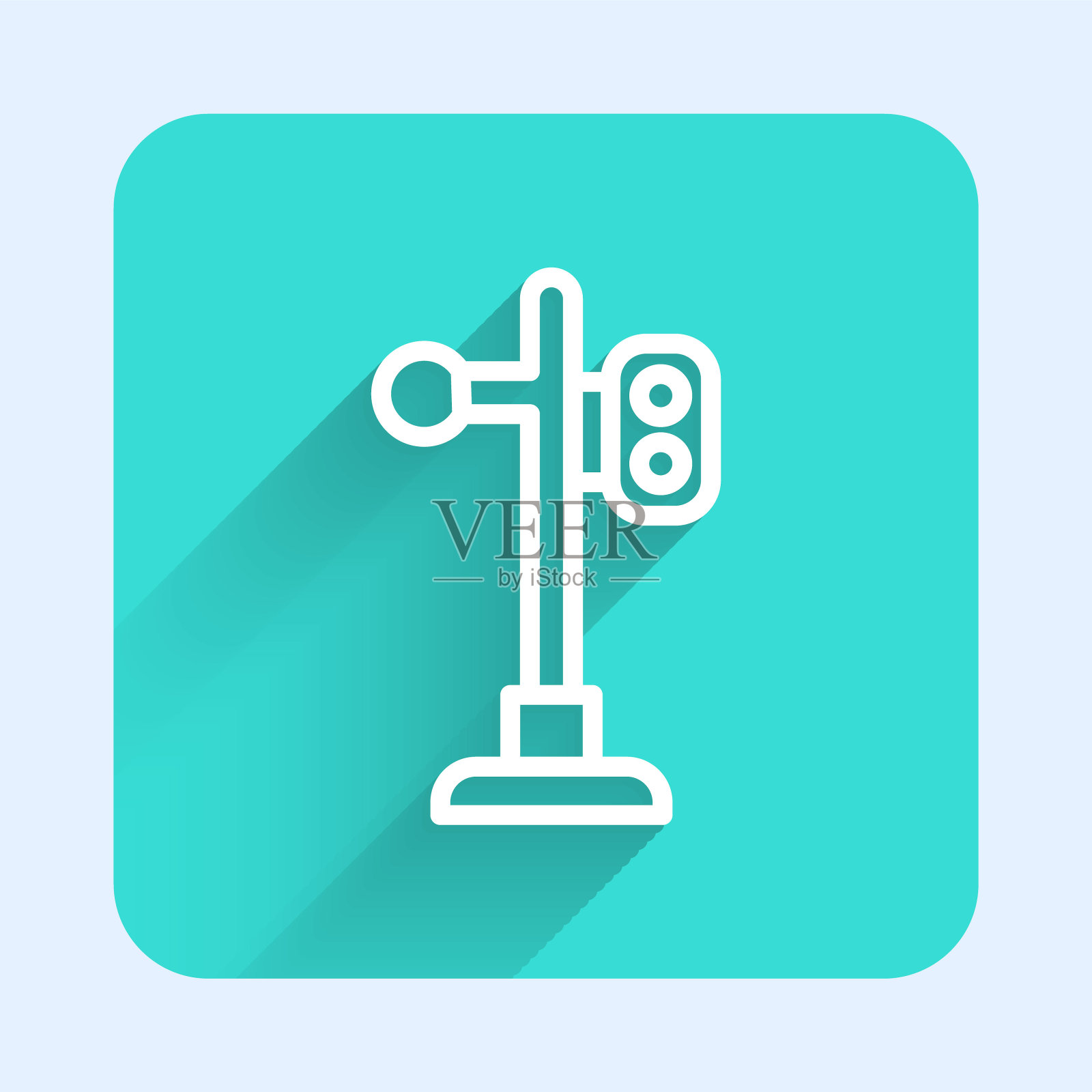 白色线火车交通灯图标孤立与长影子。红绿灯是用来调节铁路列车运行的。绿色广场按钮。向量图标素材