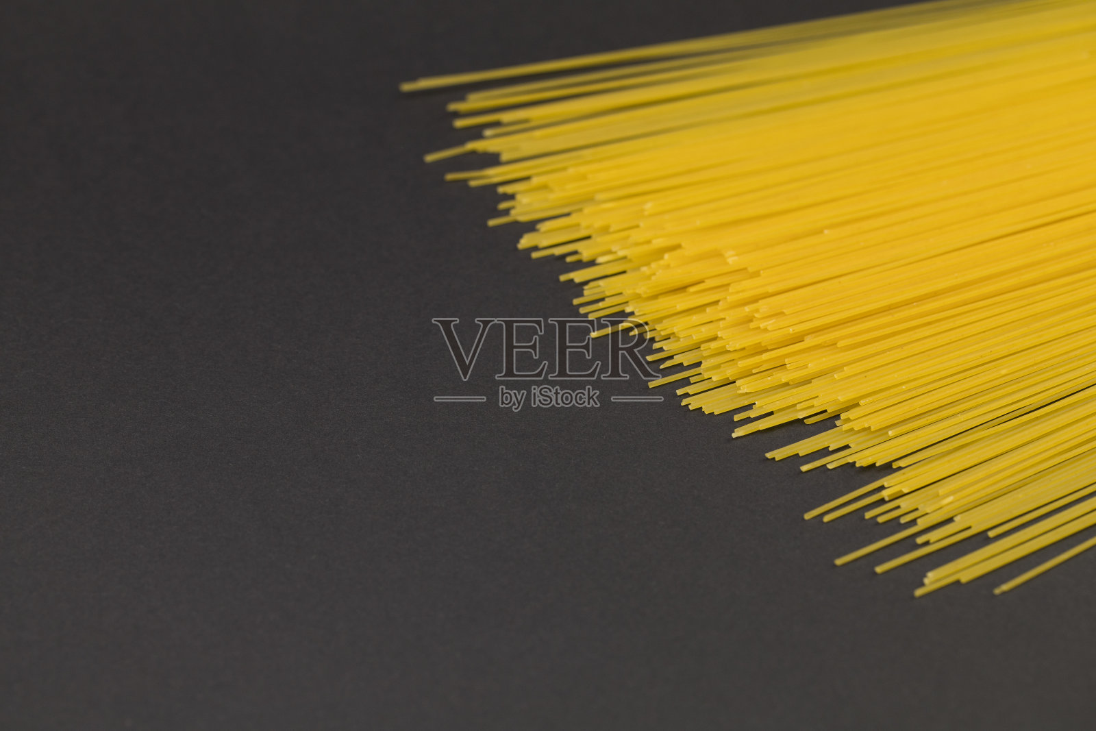 生意大利面条孤立在黑色背景俯视图照片摄影图片