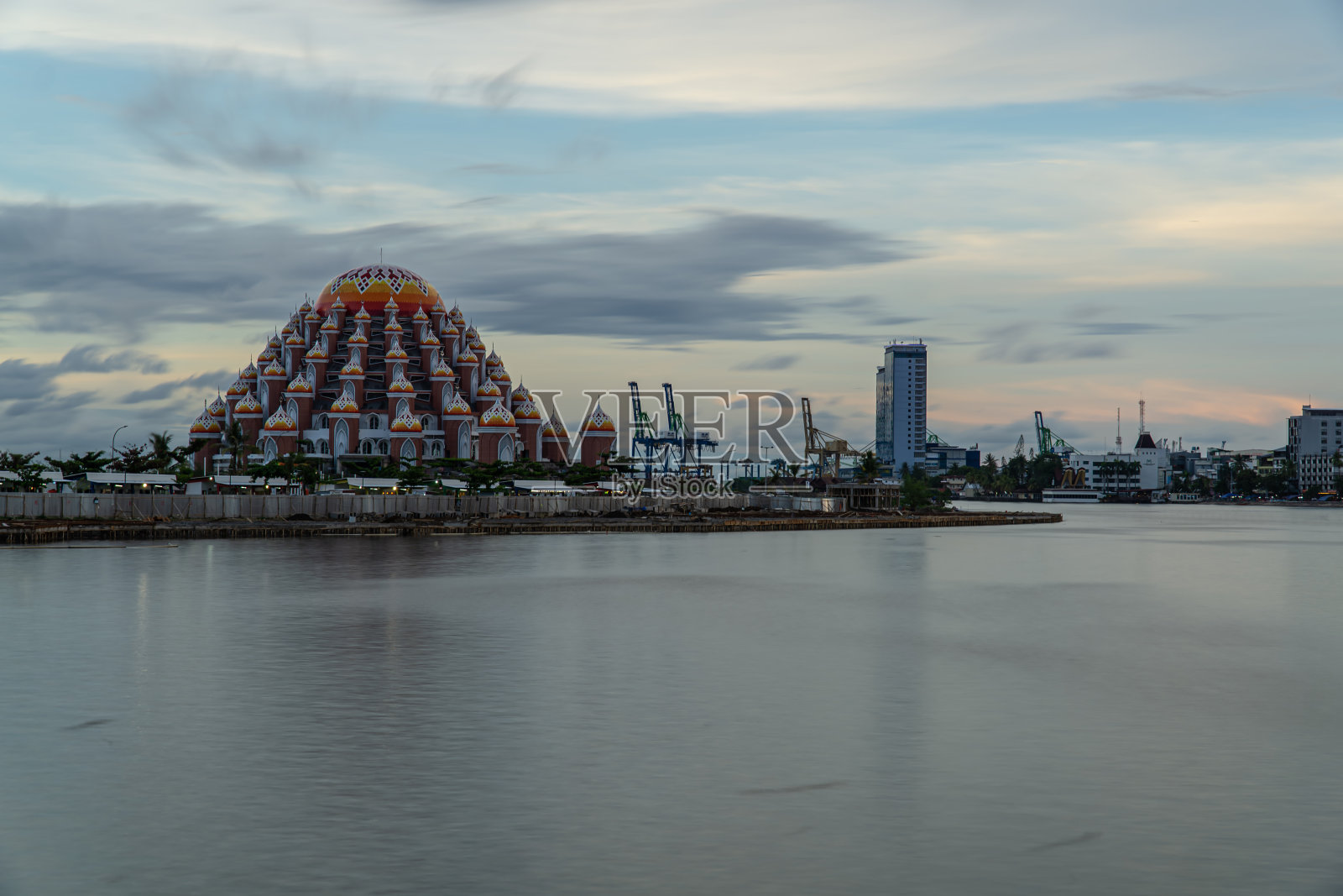 印尼望加锡的99座圆顶清真寺照片摄影图片