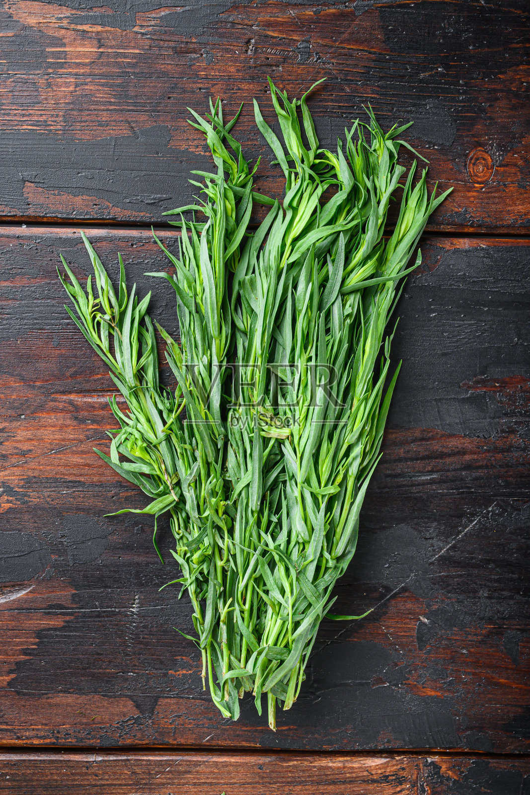 生的新鲜龙蒿束，在老木头背景，俯视图。照片摄影图片