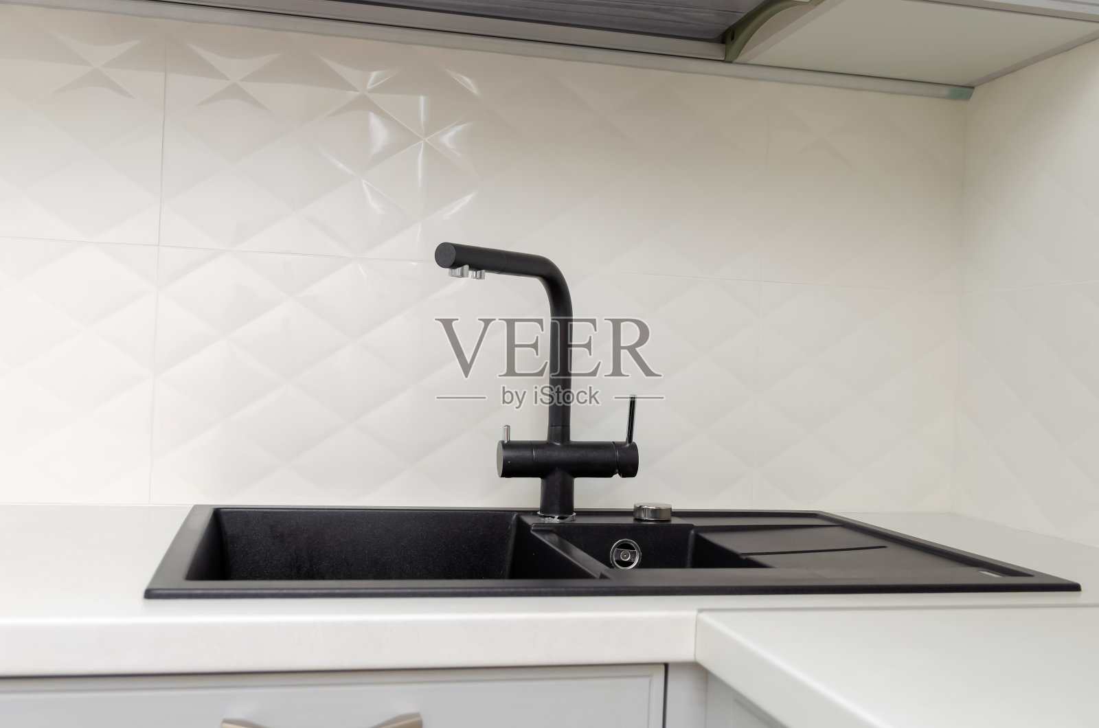 黑色的水槽与水龙头在轻，白色经典厨房特写照片摄影图片
