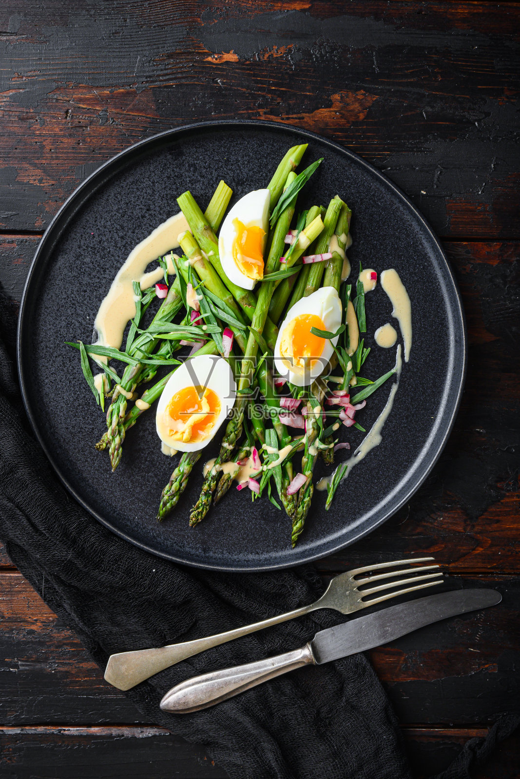 芦笋鸡蛋，法式调料，芥末，红醋洋葱，龙舌兰放在旧的深色木桌上，俯视。照片摄影图片