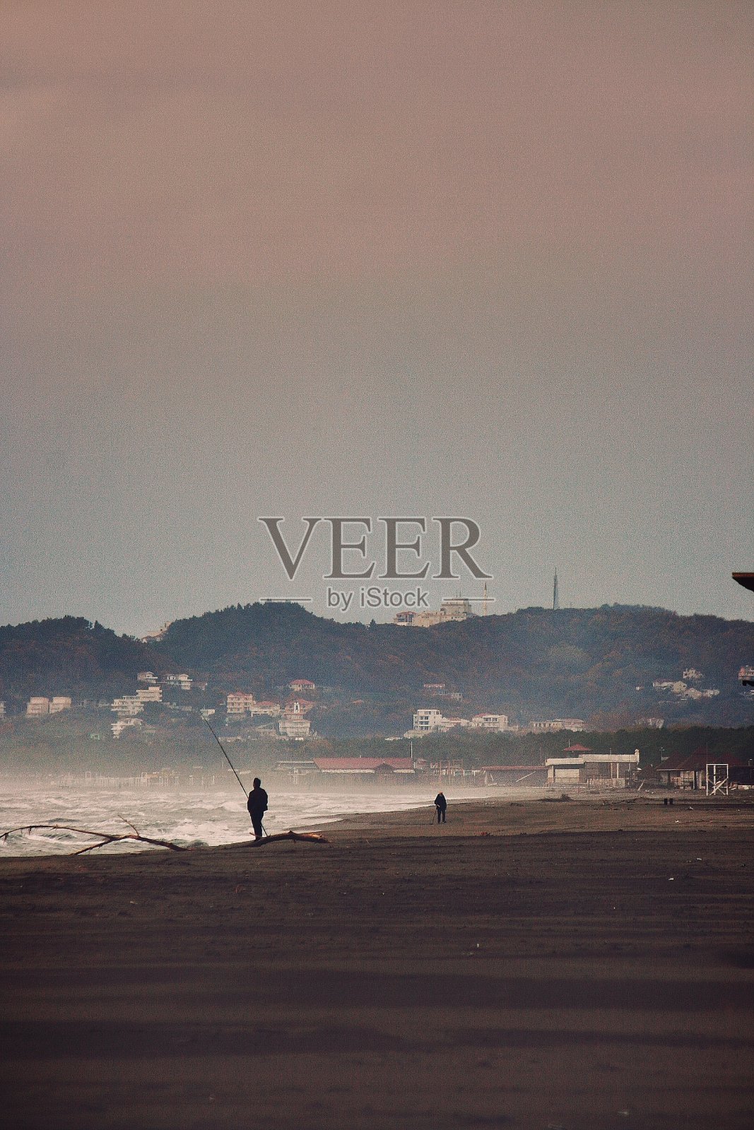 雨中海滩漫步照片摄影图片