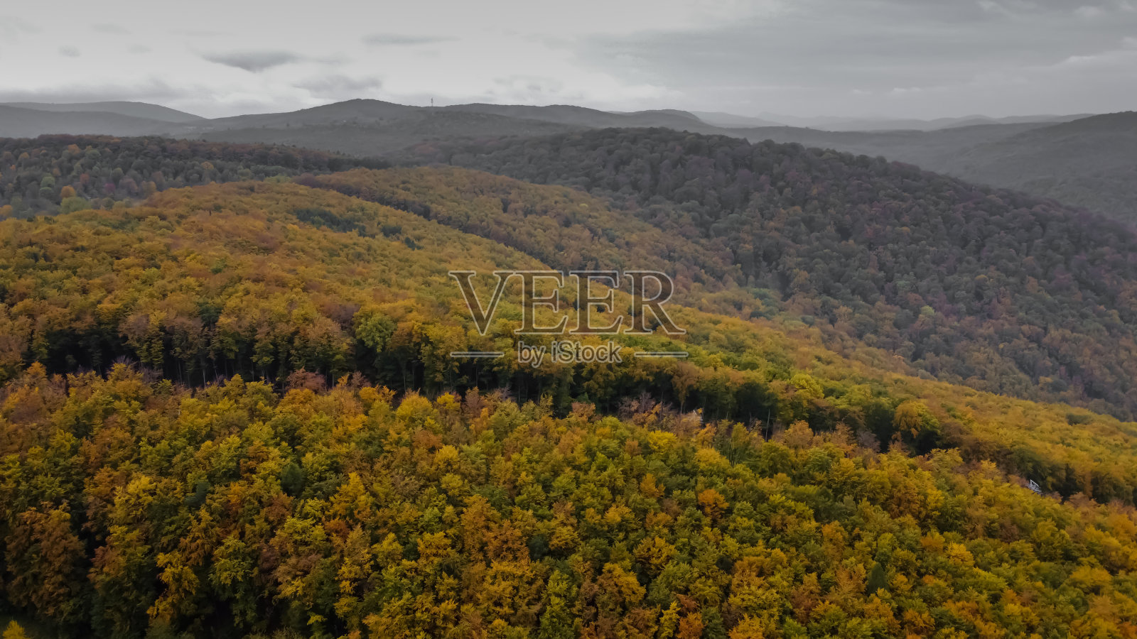 无人机从山顶拍摄照片摄影图片