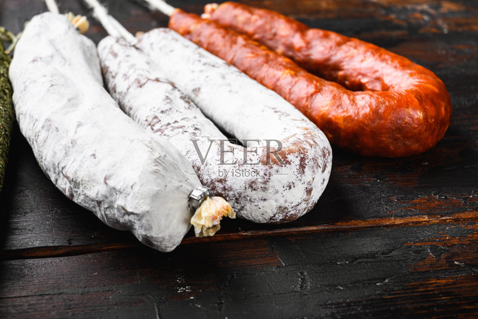 在木制的背景上干燥的fuet和其他香肠照片摄影图片