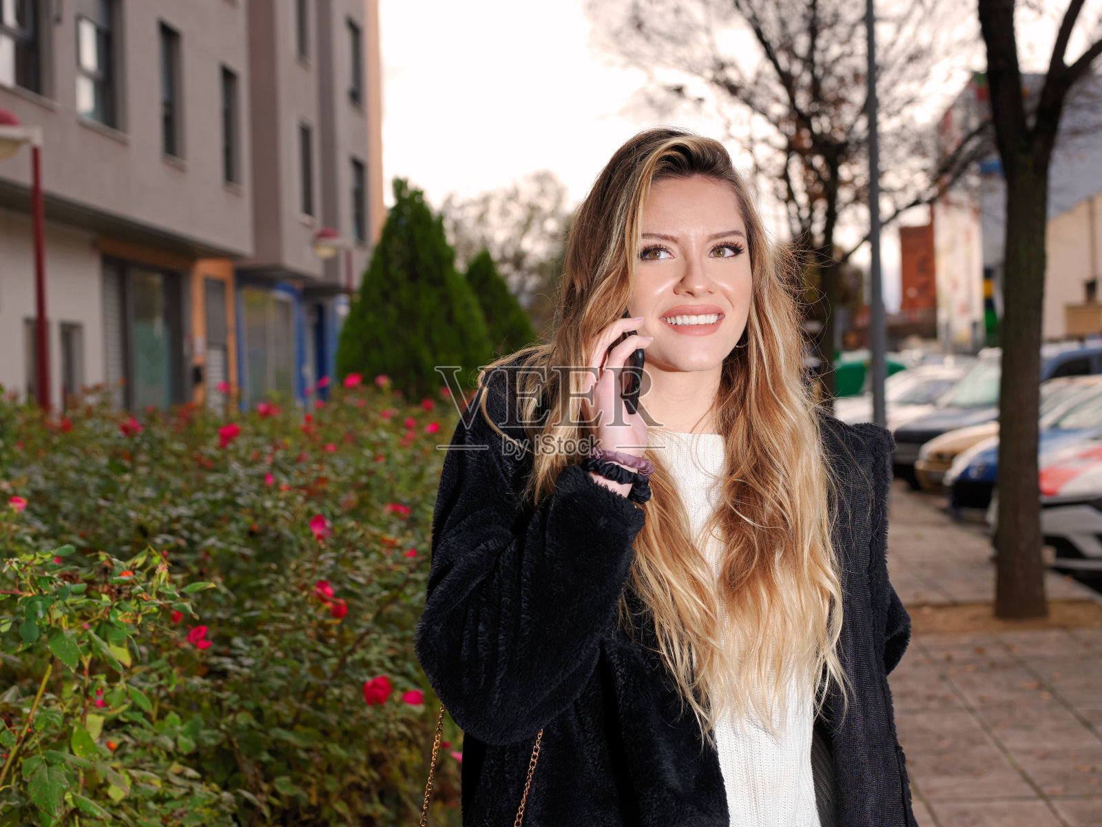 年轻女子通过手机交谈和交流照片摄影图片
