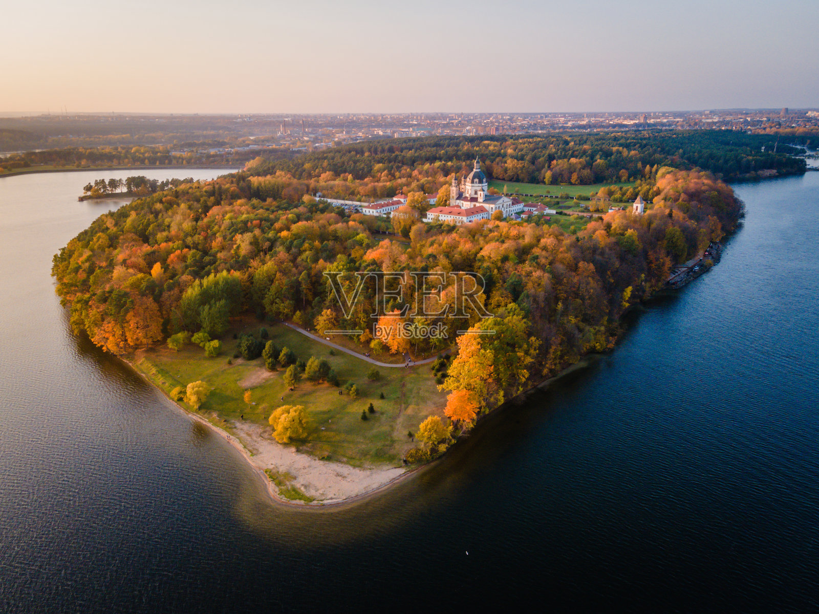 秋天立陶宛考纳斯的帕塞里斯修道院的日落鸟瞰图照片摄影图片