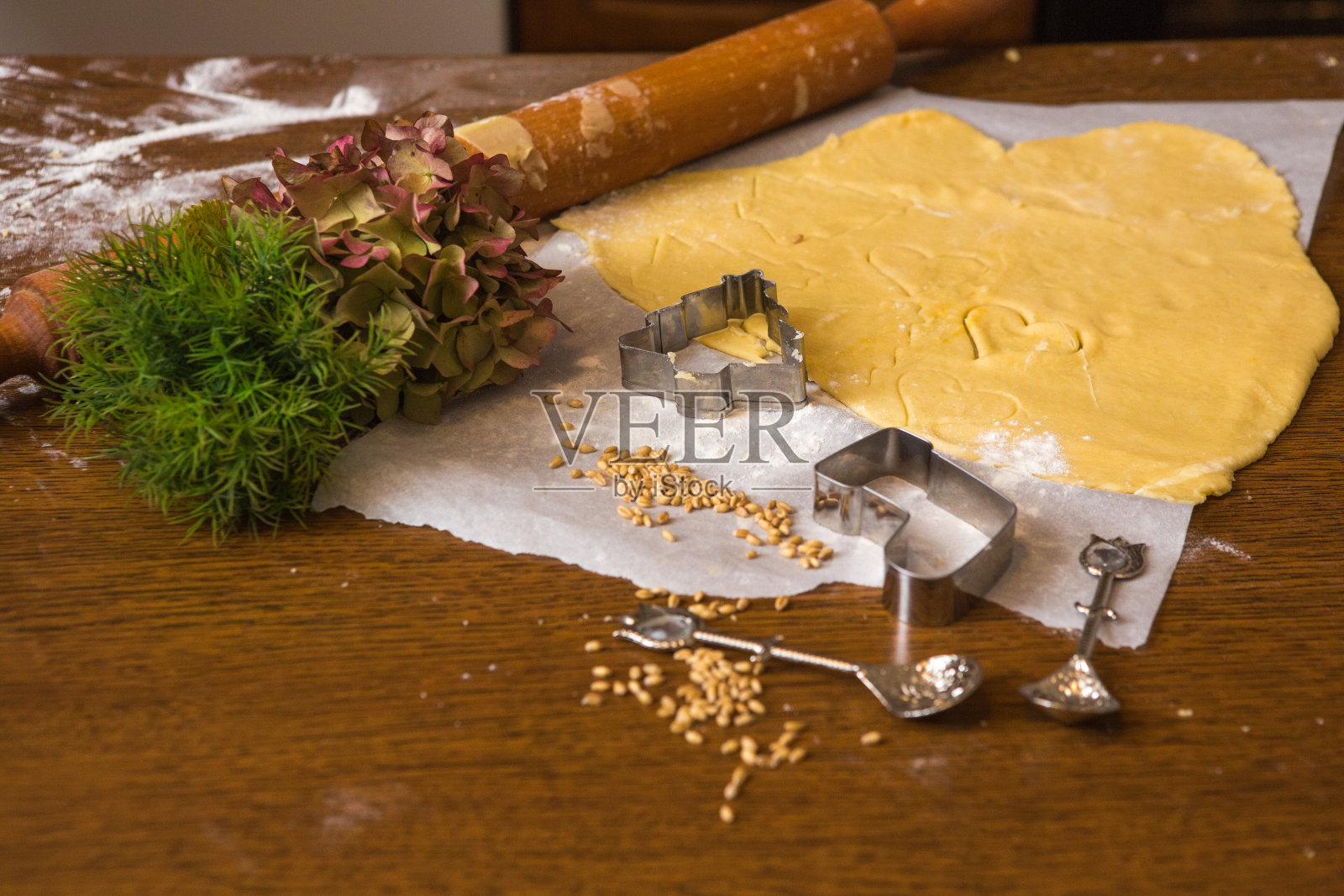 圣诞饼干正在制作中照片摄影图片