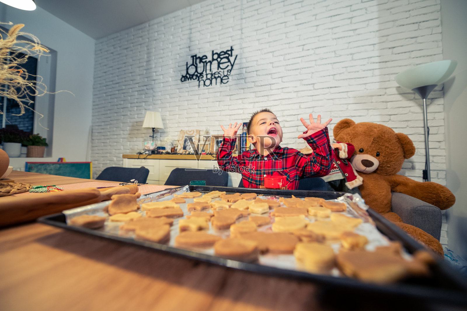 快乐的孩子男孩烤圣诞饼干库存照片照片摄影图片