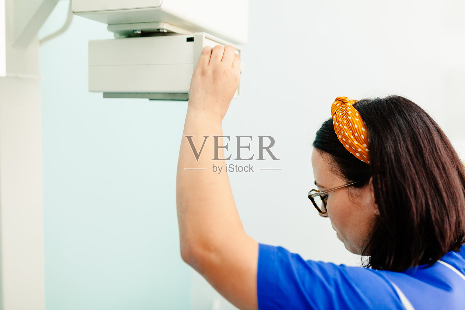 专科医生在医院使用x光机照片摄影图片