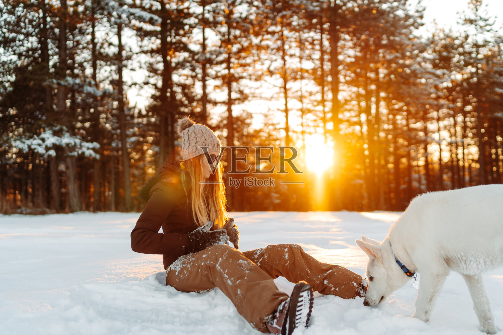 雪中欢乐的朋友照片摄影图片