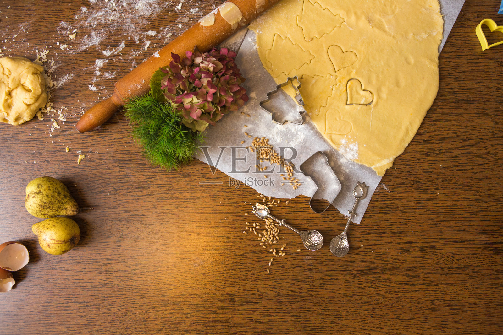 圣诞饼干正在制作中照片摄影图片