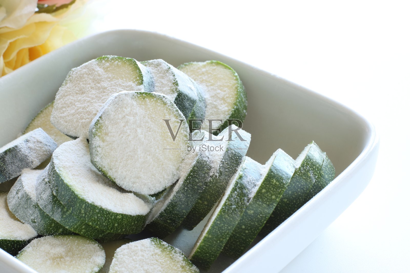 新鲜黄瓜片放在篮子上照片摄影图片