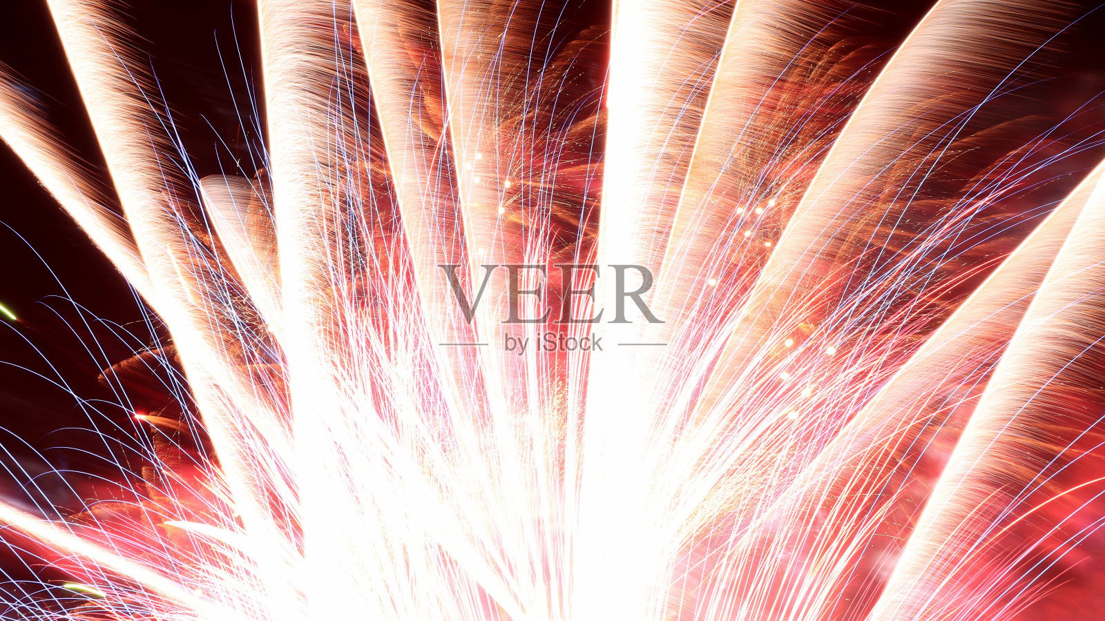 烟花。美丽的彩色烟花在夜空的背景。照片摄影图片