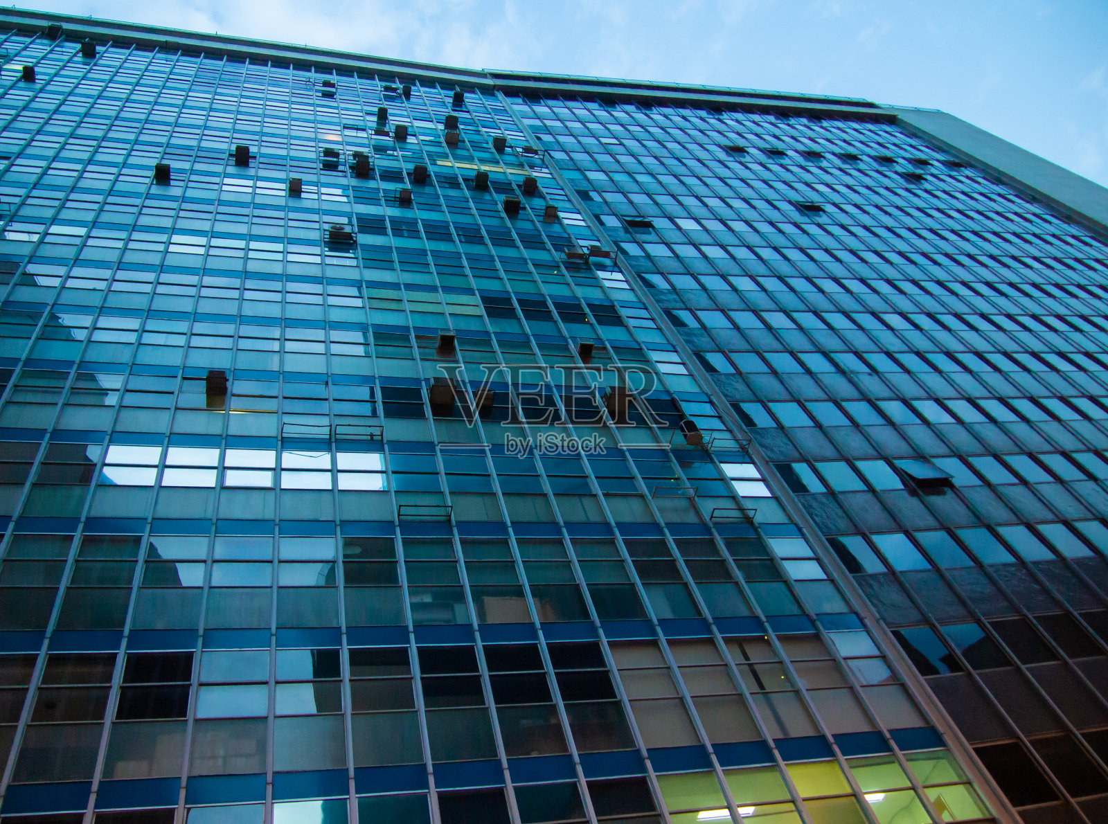 从圣保罗市中心办公楼的玻璃窗看过去照片摄影图片